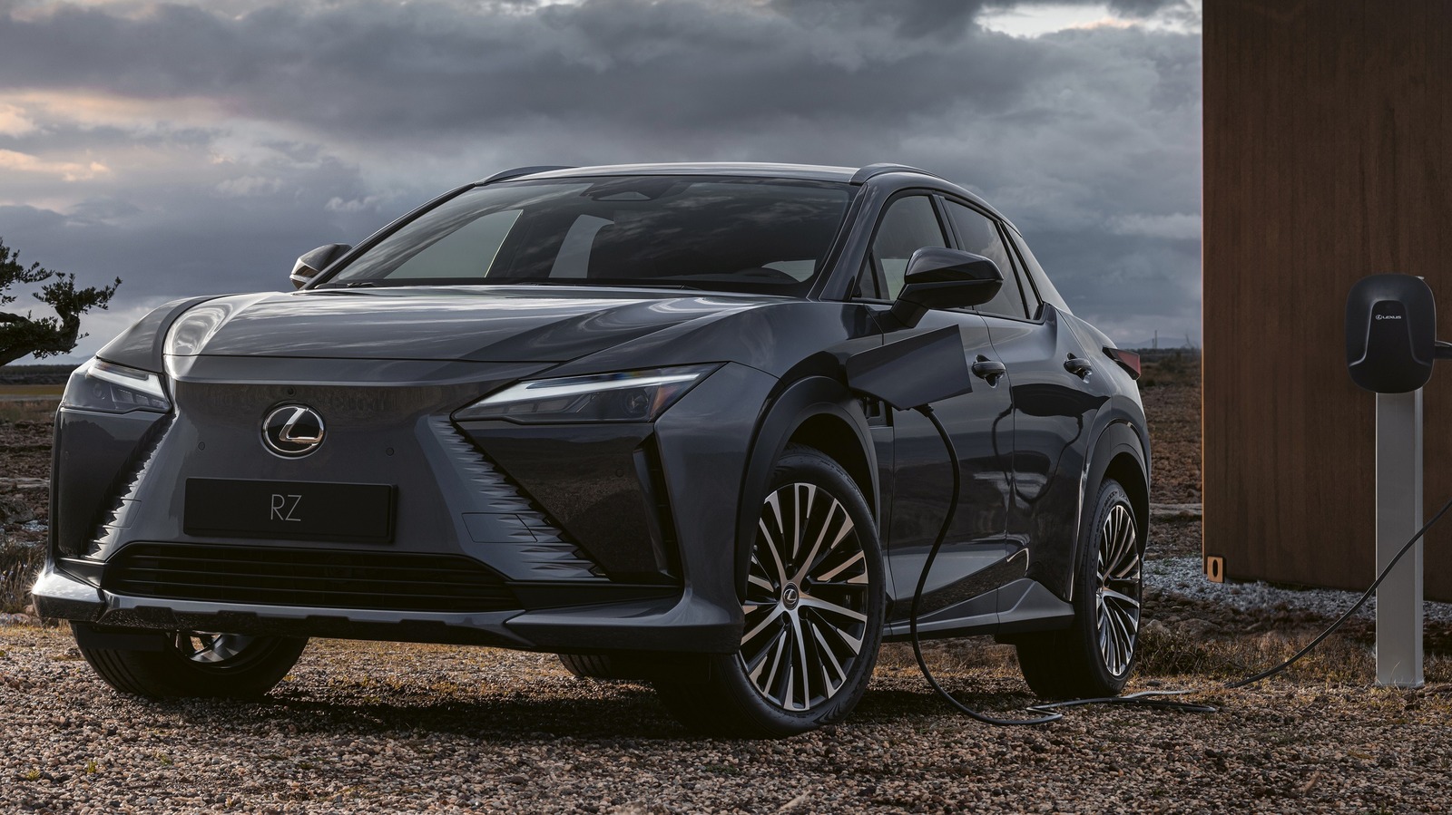 Lexus RZ 300e FWD 2024 گزینه ارزان‌تری را با برد طولانی‌تر به خط تولید می‌آورد