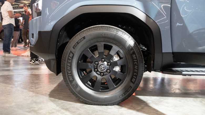 Pneu dianteiro Michelin LTX Trail 2024 Toyota Land Cruiser