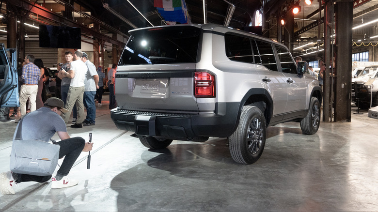 Toyota Land Cruiser 2024 estreia três quartos traseiro