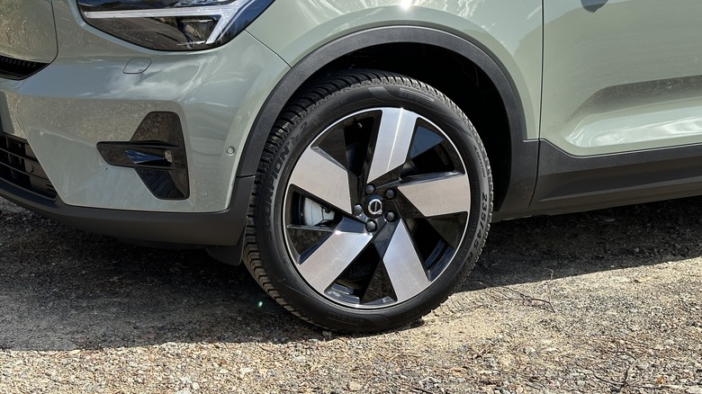 2024 Volvo XC40 wheel