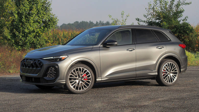 2025 Audi SQ5 front 3/4 view