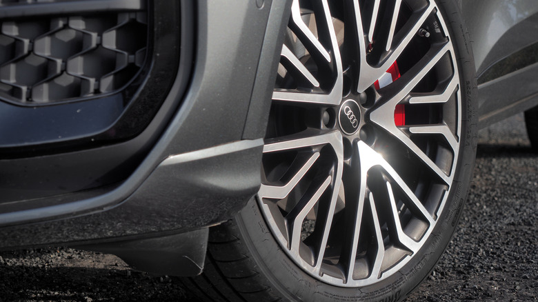 2025 Audi SQ5 21-inch wheel close-up