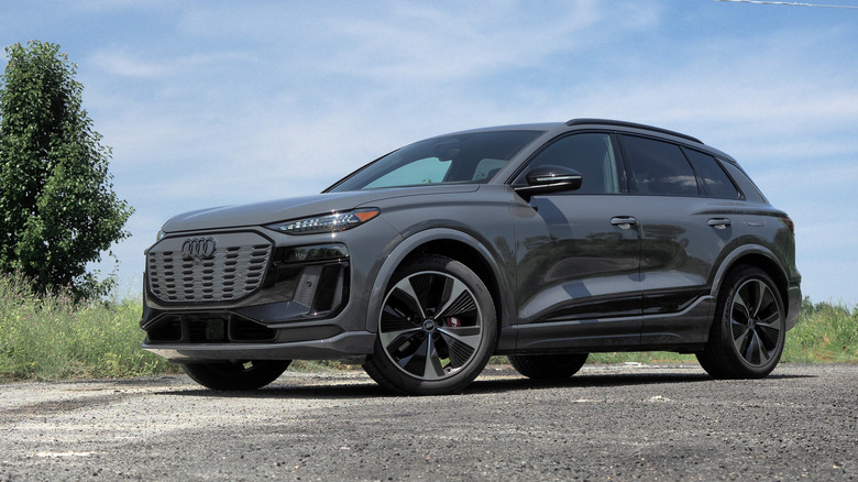 2025 Audi SQ6 e-tron front 3/4 view