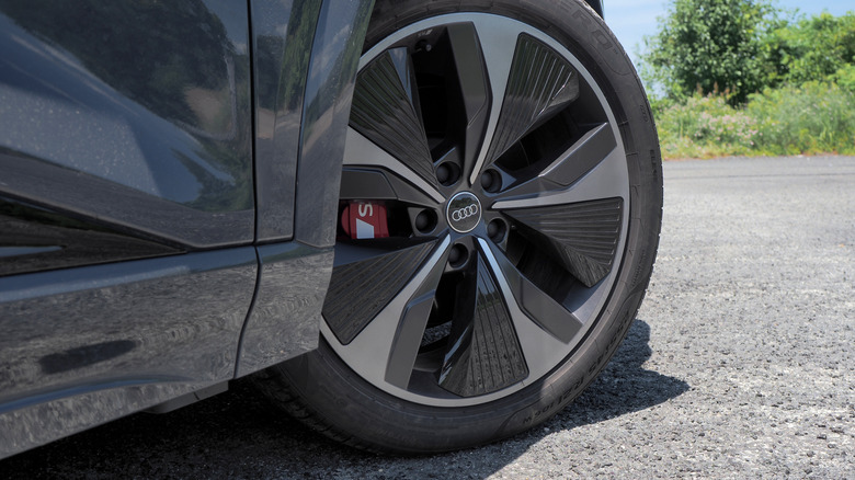 2025 Audi SQ6 e-tron front wheel