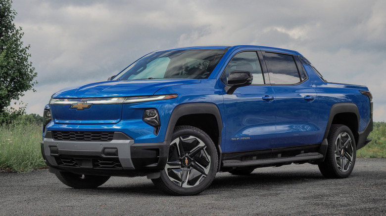 2025 Chevrolet Silverado EV front 3/4 view