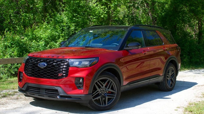 2025 Ford Explorer ST front 3/4 view
