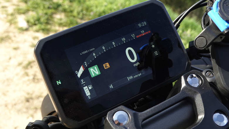 2025 Honda CB650R E-Clutch gauge home screen