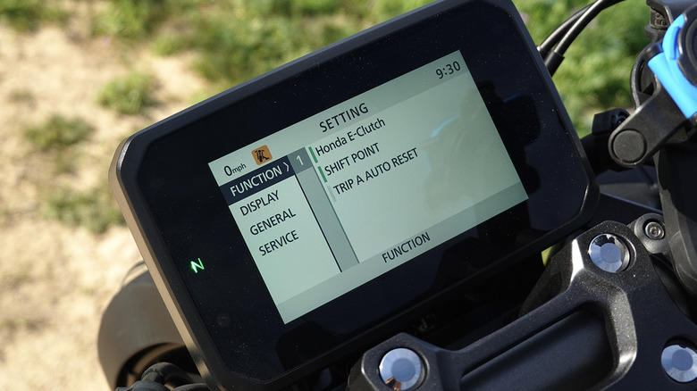 2025 Honda CB650R E-Clutch gauge settings screen