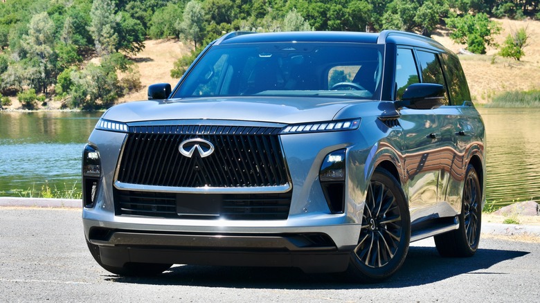 2025 Infiniti QX80 front three quarter view