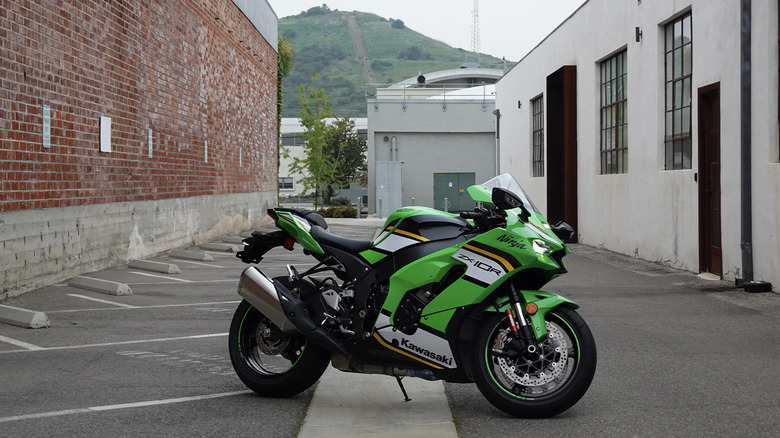 2025 Kawasaki Ninja ZX-10R in a city alleyway