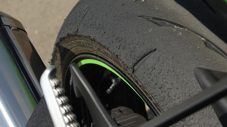 2025 Kawasaki Ninja ZX-10R Bridgestone Battlax RS11 rear tire detail