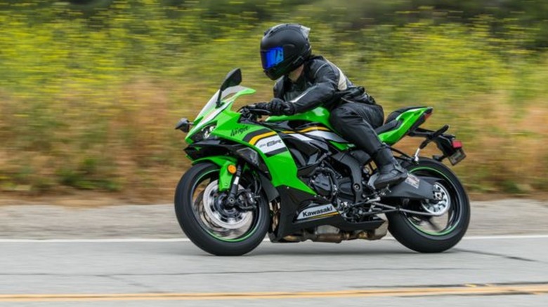 ロク 2025 Kawasaki Ninja ZX-6R Review, Specs, Pricing, And