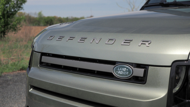 2025 Land Rover Defender 110 grille detail