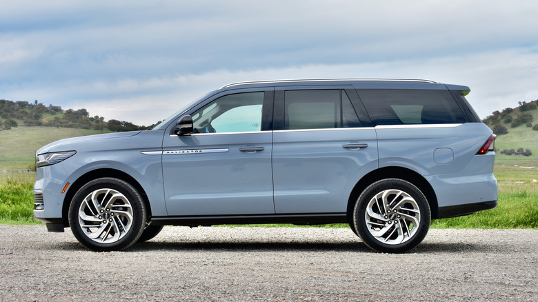 2025 Lincoln Navigator profile view.