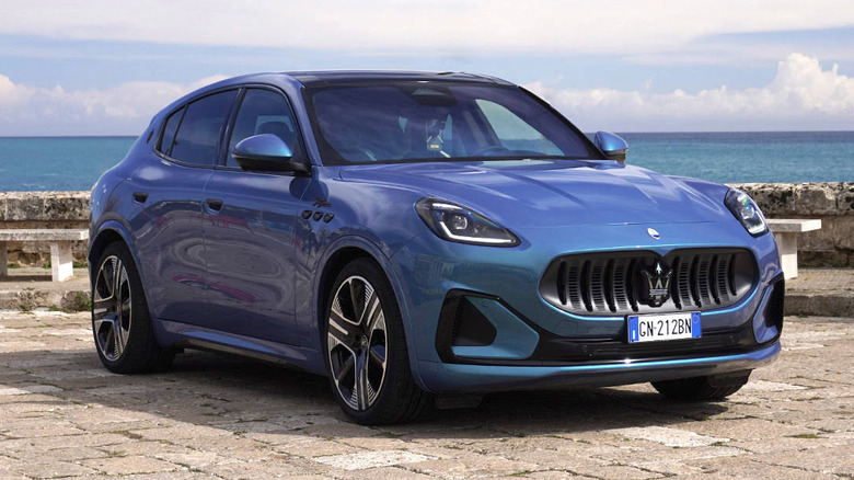 Maserati Grecale Folgore driving through a mud puddle