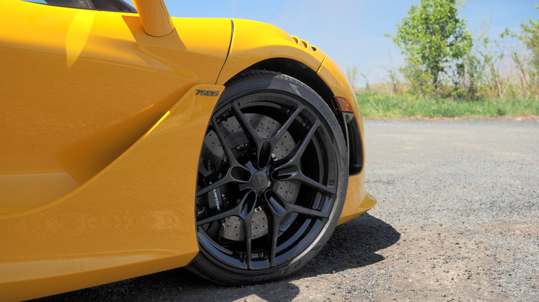 2025 McLaren 750S front wheel