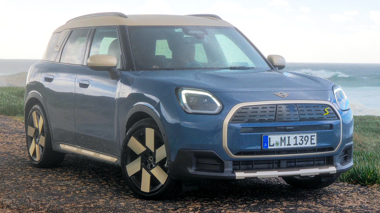 2025 MINI Countryman SE ALL4 parked front end