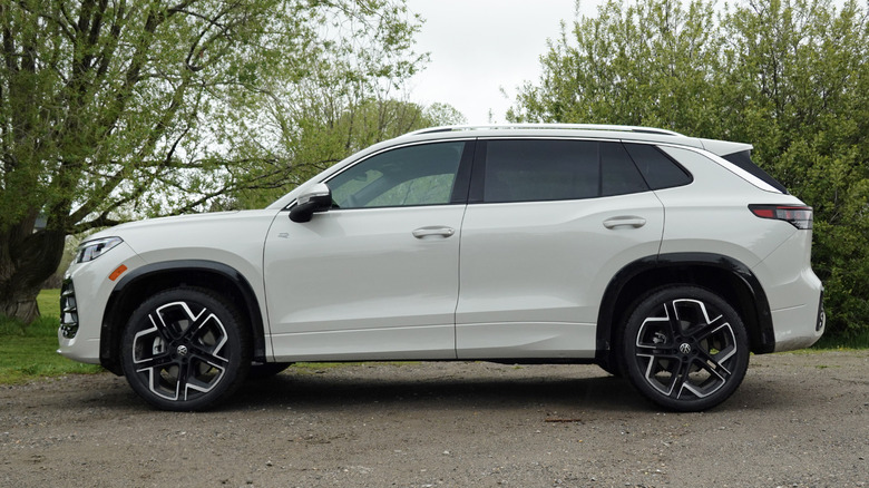 2025 Volkswagen Tiguan SEL R-Line profile