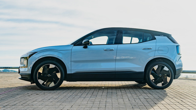 Volvo EX30 2025 First Drive: اقتصاد الکتریکی و لوکس هارمونی کامل را پیدا کنید