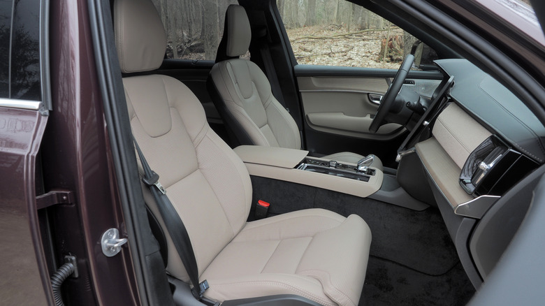 2025 Volvo XC90 front seats