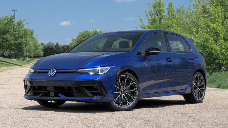 2025 VW Golf R front 3/4 view