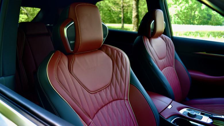 2027 Infiniti QX65 front seats.