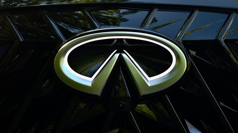 2027 Infiniti QX65 grille badge.