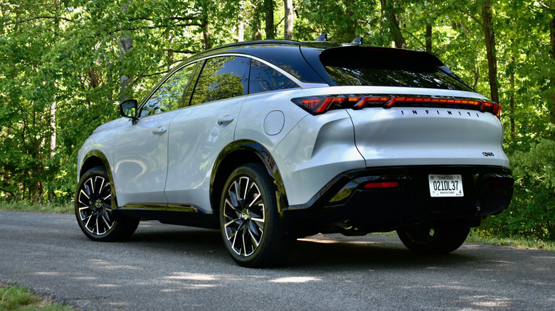 2027 Infiniti QX65 rear quarter view.
