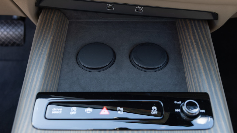 2027 Audi Q9 wireless smartphone charging pads