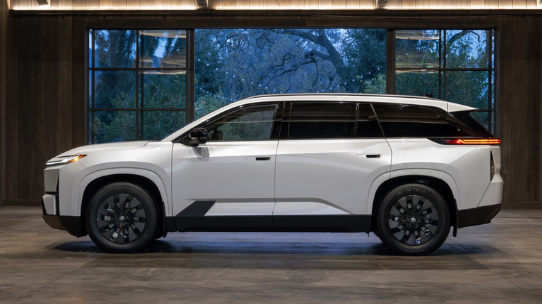 2027 Toyota Highlander in profile