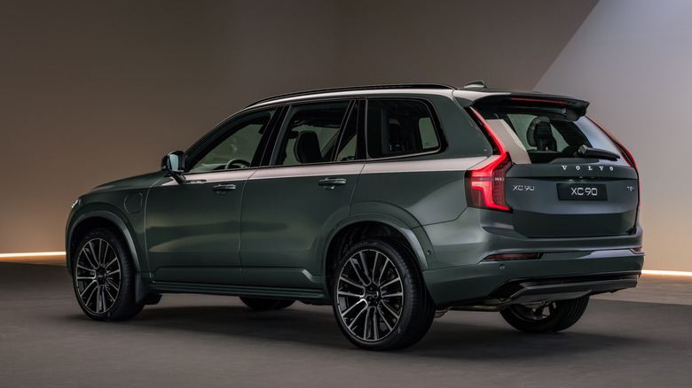2028 XC90 T8 AWD Long-Range PHEV rear 3/4 view