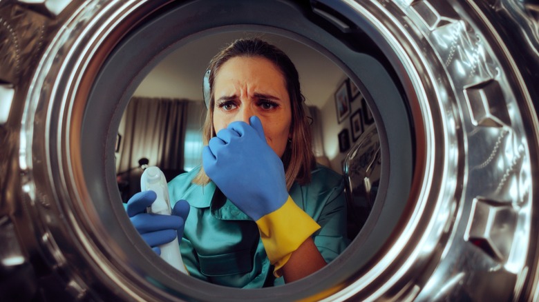 Woman unhappy with smelly washing machine