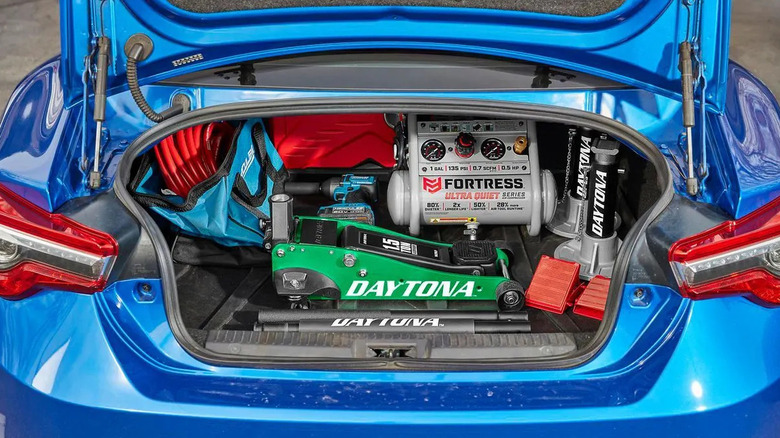 Daytona 1.5 ton jack in the trunk of a car