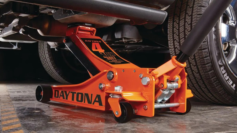 Daytona 4 ton floor jack in action