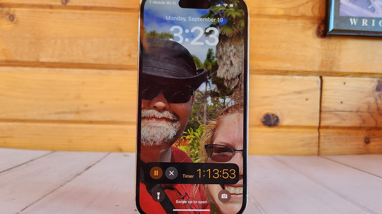 lock screen of iPhone 14 Pro