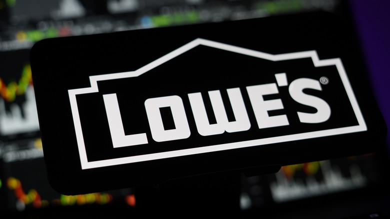 The Lowe's home improvement store logo.