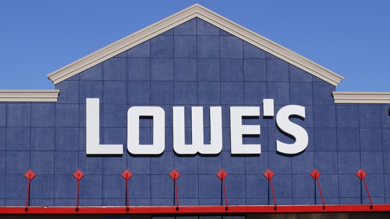 The front of a Lowe's home improvement store.