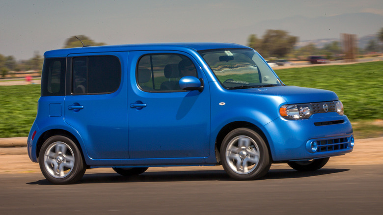 2014 Nissan Cube dynamic image front 3/4 view
