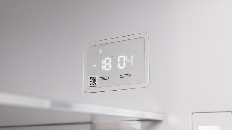 A thermostat inside a fridge set to -18 and 04.