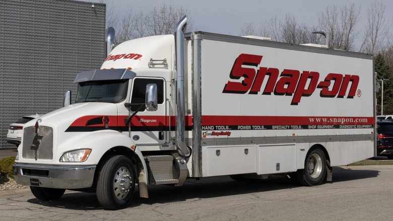 A Snap-On tool truck parked in front of a business.