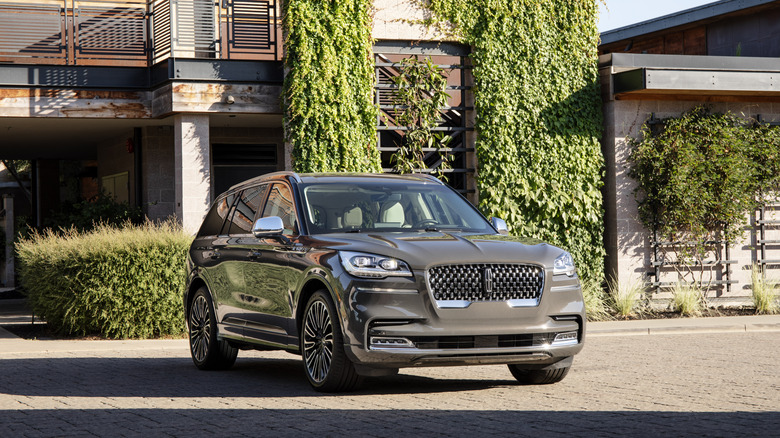 2020 Lincoln Aviator parked in front of luxury home, front-view