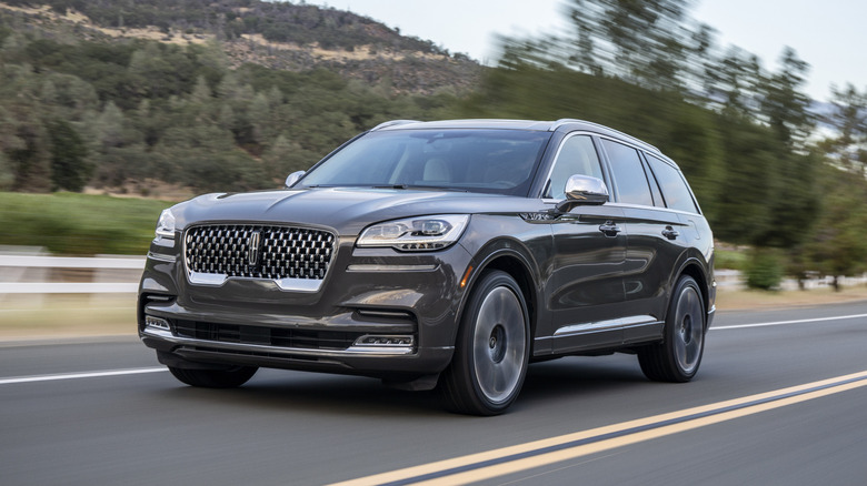 2020 Lincoln Aviator driving along road, front-left 3/4 view