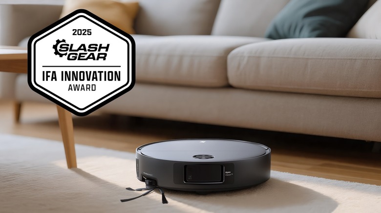 SlashGear IFA Innovation Award badge superimposed over image of 3i Q10 Ultra in use