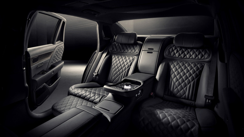 A shot of the Genesis G90 Black interior