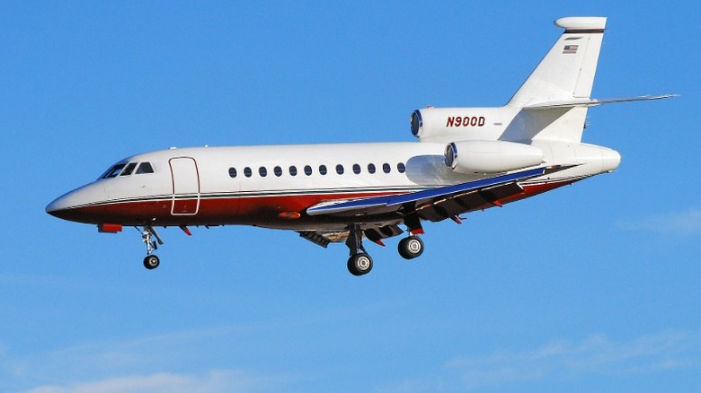 A Dassault Falcon 900B in flight