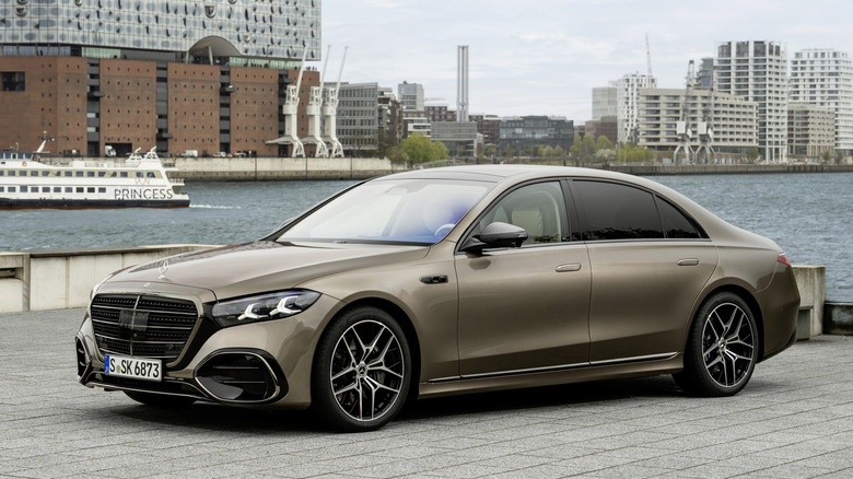 Front 3/4 view of Mercedes-Benz S 500 in urban waterfront setting
