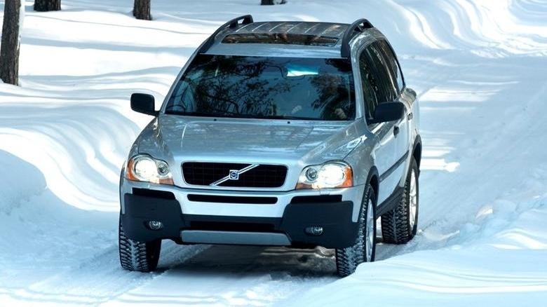 Static shot of the Volvo XC90 V8 in a snowy terrain