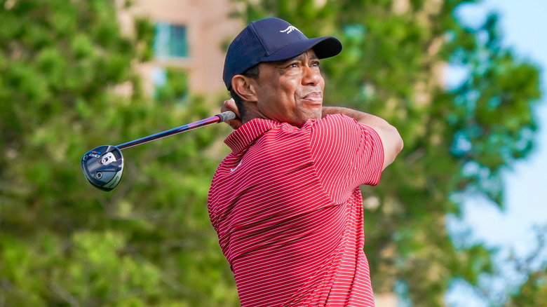 tiger woods swinging a golf club