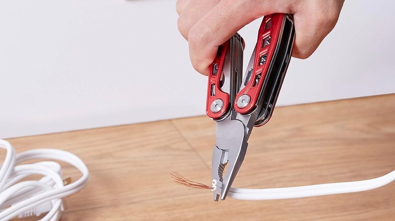 Amazon Basics 8-in-1 Stainless Steel Multitool cutting a wire
