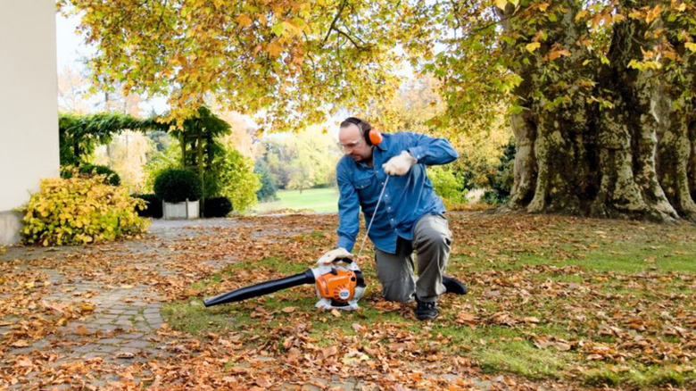 A man struggling to start the Stihl BG 86 Gasoline Blower